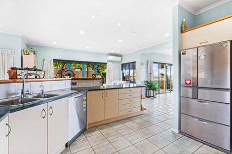 Photo of property in 22 Marguerita Place, West Harbour, Auckland, 0618