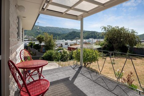 Photo of property in 23 Broadway, Picton, 7220