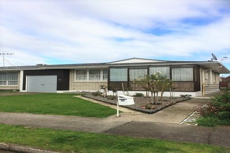 Photo of property in 40 Karaka Crescent, Levin, 5510