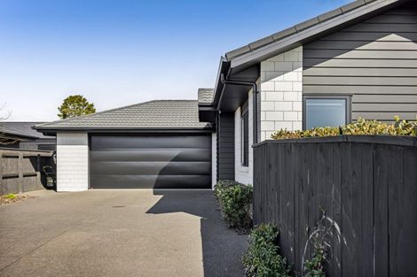 Photo of property in 5 Aheahea Way, Hurworth, New Plymouth, 4310