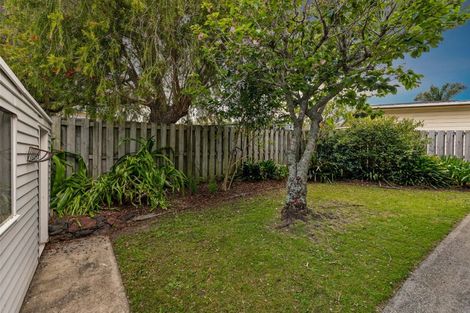 Photo of property in 2/7 Ian Place, Glendene, Auckland, 0602
