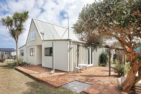 Photo of property in 15 Punga Street, Tangimoana, 4822