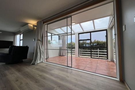 Photo of property in 166 Carlisle Road, Northcross, Auckland, 0632