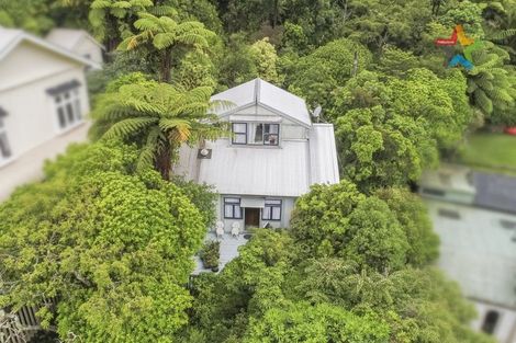 Photo of property in 32 Ferry Road, Days Bay, Lower Hutt, 5013