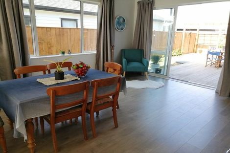 Photo of property in 16 Ropere Street, Kumeu, 0810