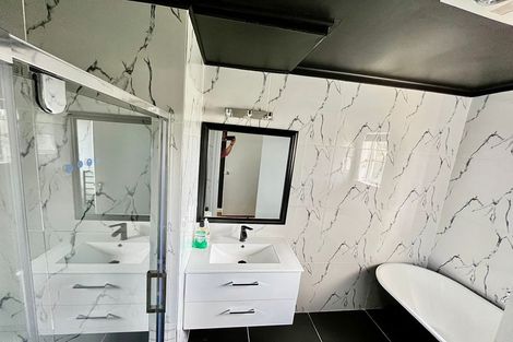 Photo of property in 46 Kelman Road, Kelston, Auckland, 0602