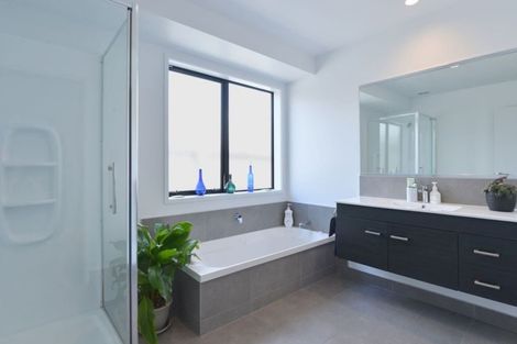 Photo of property in 16 Roto View, One Tree Point, 0118