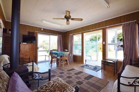 Photo of property in 37 Birds Beach Road, Tapora, Wellsford, 0977