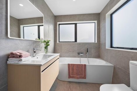 Photo of property in 32 Taipahitini Road, Rosehill, 2113