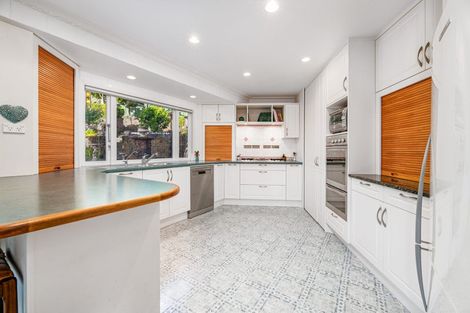 Photo of property in 32 Deane Avenue, Titirangi, Auckland, 0604