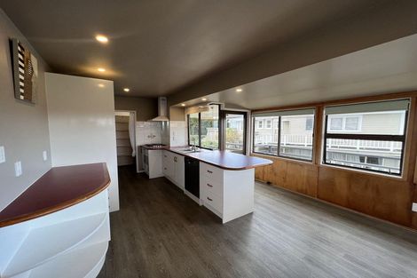 Photo of property in 166 Carlisle Road, Northcross, Auckland, 0632