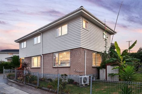 Photo of property in 2 Manatu Lane, Kelston, Auckland, 0602