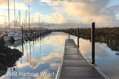 Photo of property in 10 Oakpark Place, West Harbour, Auckland, 0618