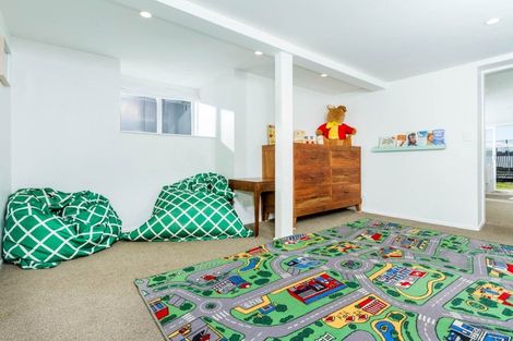 Photo of property in 2/30 Beechwood Road, Rothesay Bay, Auckland, 0630