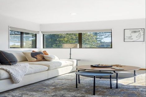 Photo of property in 2/14 Raleigh Road, Northcote, Auckland, 0627