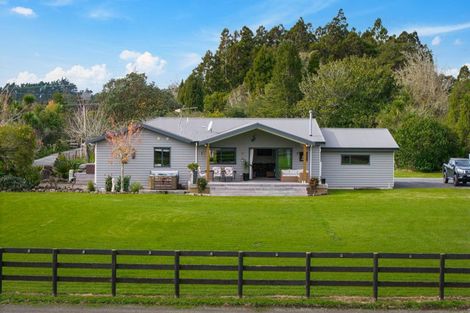 Photo of property in 124 Boord Crescent, Kumeu, 0891