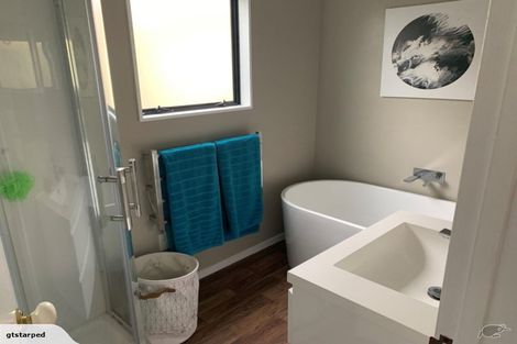 Photo of property in 2/5 Holland Road, Hillcrest, Auckland, 0627