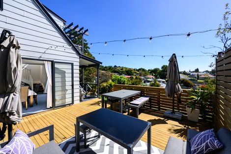 Photo of property in 3 Lindaver Grove, Merrilands, New Plymouth, 4312