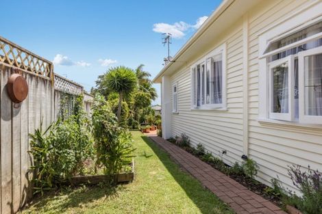 Photo of property in 12 Admiral Beatty Avenue, Mount Roskill, Auckland, 1041