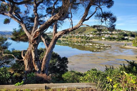 Photo of property in 16 Seaview Road, Paremata, Porirua, 5024