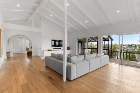 Photo of property in 3 Francis Avenue, Stanmore Bay, Whangaparaoa, 0932