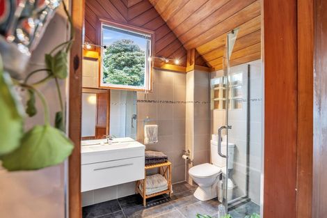 Photo of property in 1/51 Quinns Road, Waiatarua, Auckland, 0612