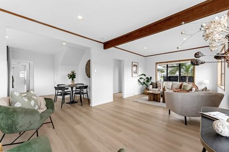 Photo of property in 12 Cleve Road, Green Bay, Auckland, 0604