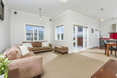 Photo of property in 22 Onewa Road, Northcote Point, Auckland, 0627
