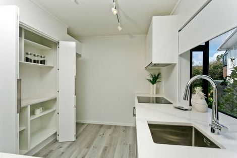 Photo of property in 2/17 Mirovale Place, Totara Vale, Auckland, 0629