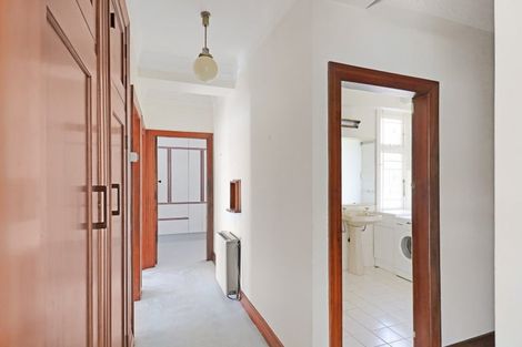 Photo of property in Sunhaven Flats, 262 Oriental Parade, Oriental Bay, Wellington, 6011