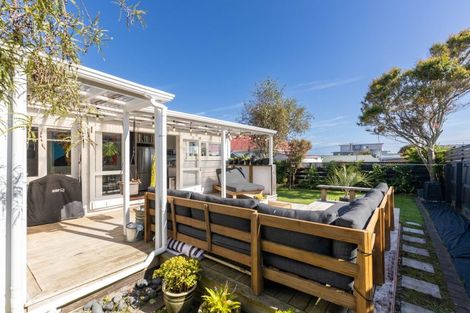 Photo of property in 17 Kowhai Street, Strandon, New Plymouth, 4312