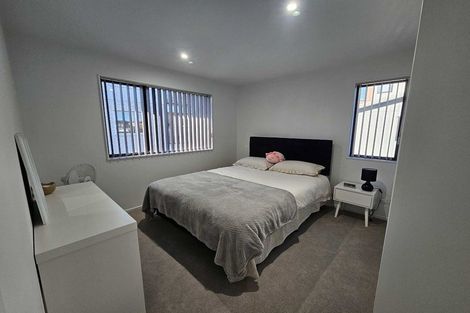 Photo of property in 12 Eileen Newey Place, Henderson, Auckland, 0612