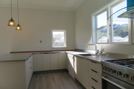 Photo of property in 33 Happy Valley Road, Owhiro Bay, Wellington, 6023