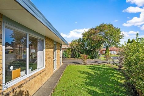 Photo of property in 32 Heversham Place, Glendene, Auckland, 0602