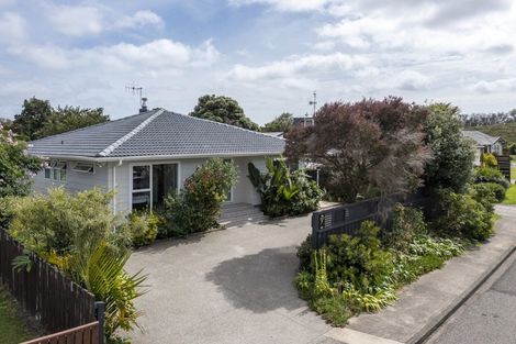 Photo of property in 9 Nugget Grove, Raumati Beach, Paraparaumu, 5032