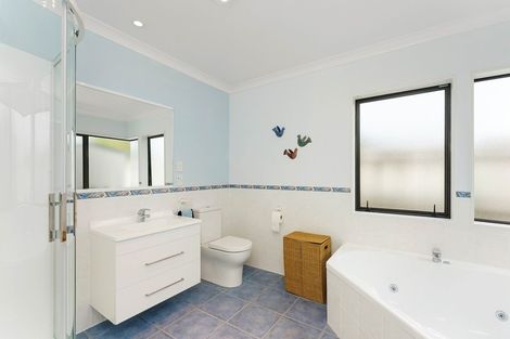 Photo of property in 166 Milne Drive, Paraparaumu, 5032