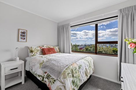 Photo of property in 14 Birdie Place, Red Beach, 0932