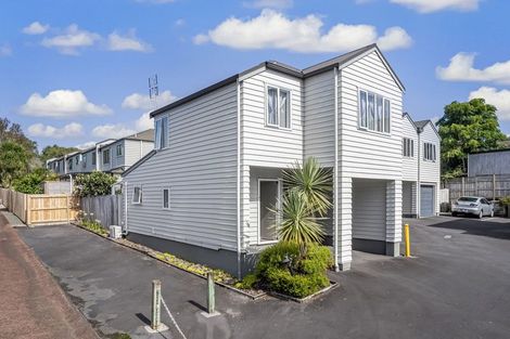 Photo of property in 8/30 John Jennings Drive, Oteha, Auckland, 0632