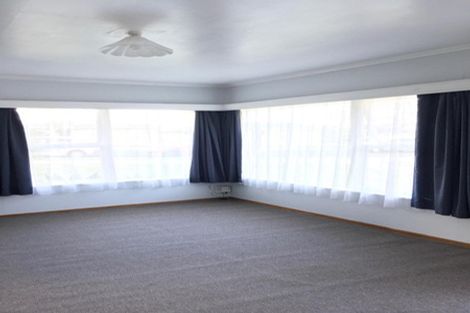 Photo of property in 32 Raleigh Road, Northcote, Auckland, 0627