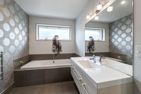 Photo of property in 4 Links Drive, Waiwhakaiho, New Plymouth, 4312