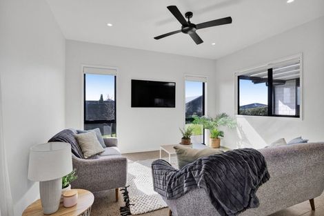 Photo of property in 5 Aheahea Way, Hurworth, New Plymouth, 4310