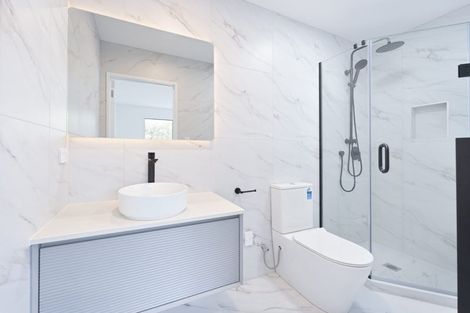 Photo of property in 33 Taipahitini Road, Rosehill, 2113