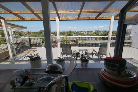 Photo of property in 52 Grenada Avenue, Forrest Hill, Auckland, 0620