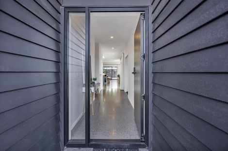 Photo of property in 5 Aheahea Way, Hurworth, New Plymouth, 4310