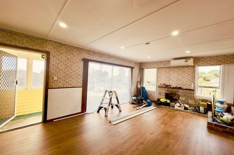 Photo of property in 8 Plumley Crescent, Mangere, Auckland, 2022