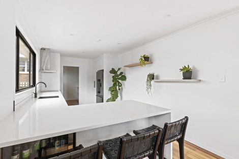 Photo of property in 30 Waiwaka Terrace, Strandon, New Plymouth, 4312