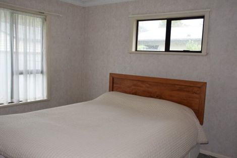 Photo of property in 25 Yeovil Road, Te Atatu Peninsula, Auckland, 0610