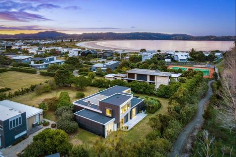 Photo of property in 64 Taumata Road, Omaha, 0986