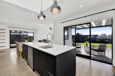 Photo of property in 5 Aheahea Way, Hurworth, New Plymouth, 4310