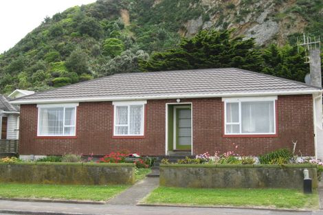 Photo of property in 63 Breaker Bay Road, Breaker Bay, Wellington, 6022